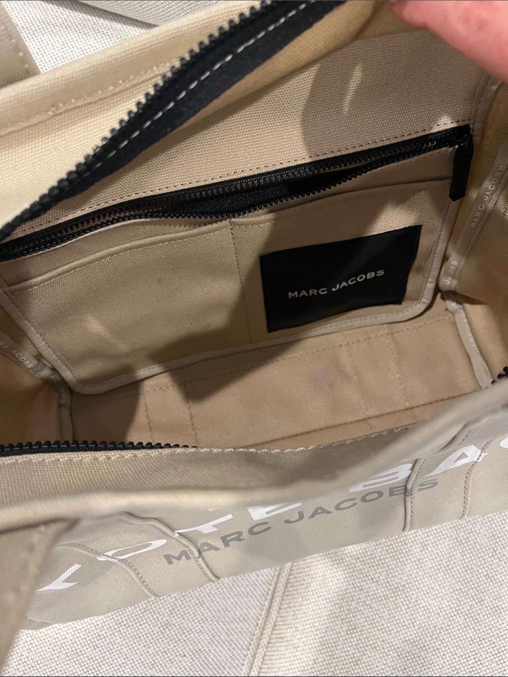 Marc Jacobs The Tote Bag Beige with Black Strap-Zipper Enclosure-Medium-Travel - Picture 7 of 12